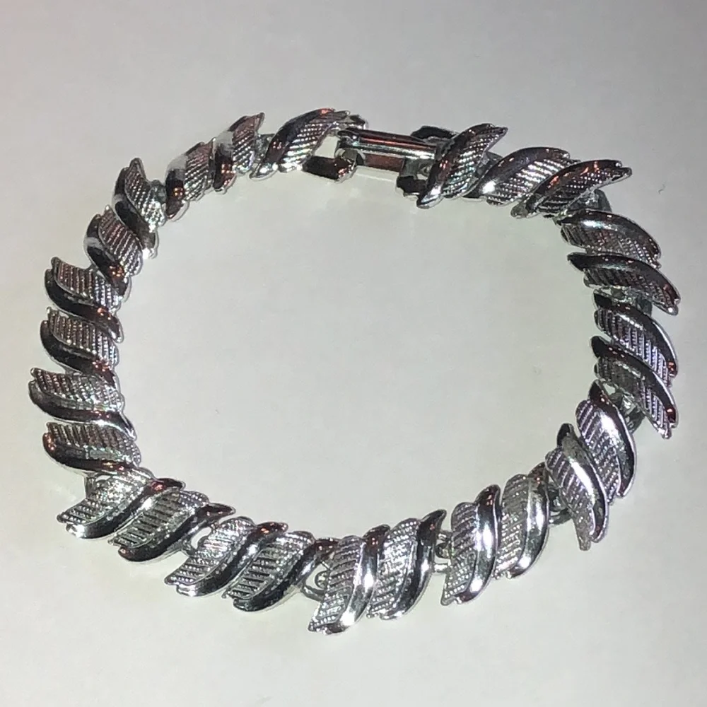 Silver Tone Vintage Chain Link Bracelet - Picture 2 of 5